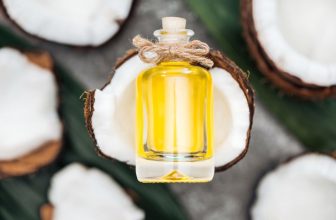 un flacon d'huile de coco
